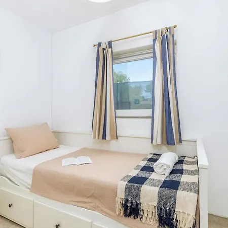 Eco House Corinne ペロイ